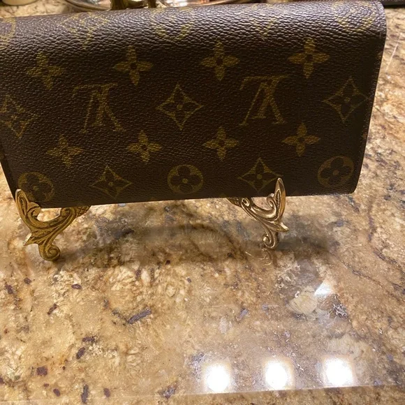 LV Dark Brown Monogram Sara Wallet with gold tone hardware. Excellent condition - Picture 2 of 7